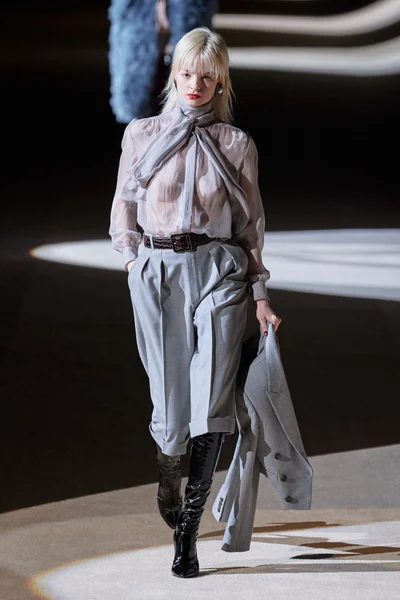 Look 16